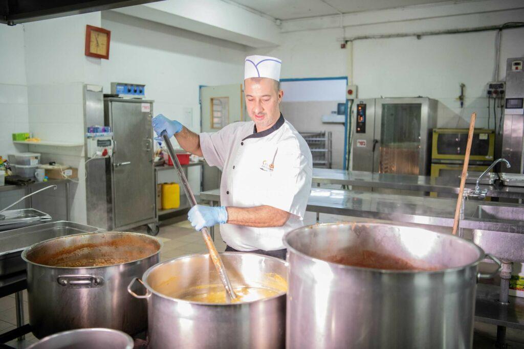 כישורים וניסיון המקצועי של הצוות מטבח זה מרכיב חשוב לבחירת שירות הסעדה
